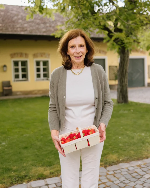 Weltfrauentag auf dem Hof! 💚🌾
Auf unseren Feldern gibt es jede Menge Frauen Power. Oft hören wir die Frage, wer später einmal den Hof übernimmt.
Bei uns ist klar, dass es nicht unbedingt ein Sohn sein muss. Unsere Oma hat den Theuringer Hof viele Jahre allein geführt mit Mut, Fleiß und Leidenschaft. Sie hat gezeigt, dass Frauen genauso stark in der Landwirtschaft sind.
Heute wachsen unsere Töchter zwischen Traktoren und Feldernauf. Ob sie später den Hof weiterführen, das entscheiden sie selbst. Wichtig ist, dass man das tut, was man liebt.
An alle Frauen auf dem Hof, in der Werkstatt, im Büro oder wo immer ihr eure Leidenschaft lebt. Heute feiern wir euch! 💪✨
#Weltfrauentag #Frauenpower #FrauenInDerLandwirtschaft #Leidenschaft Theuringe