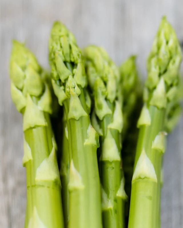 EAT YOUR GREENS 🥦
Gesund essen im Alltag ist oft leichter als man denkt. Spargel macht den Einstieg besonders einfach.
Frisch, grün und voller Nährstoffe – ideal für eine Ernährung mit viel Gemüse, Ballaststoffen und Pflanzenstoffen.
Es geht nicht um einzelne Superfoods, sondern um das Muster: viel Gemüse auf dem Teller.
Spargel ist eine gute Wahl, um damit zu starten.
#EatYourGreens #Longevity #HealthyAging #PlantBasedHealth #GutHealth