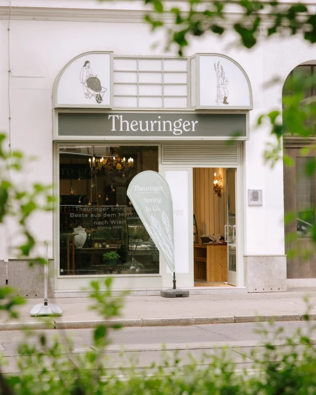 Ostern kann kommen! 🐣✨
Pünktlich zum Osterfest sind wir zurück in der Stadt! Ab Freitag, den 03.04., sperren wir unseren Hofladen in Gersthof für euch auf. Egal ob für das gemütliche Osterfrühstück oder den großen Familien-Brunch – bei uns findet ihr alles, was das Herz begehrt:
🌱 Frischer Theuringer Spargel 
🥚 Bunte Eier & regionale Schmankerl 
🍫 Unsere beliebte Spargel- & Erdbeerschokolade
Ab Montag (06.04.) startet dann auch unser Standort in Aderklaa voll durch!
Unsere Standorte im Überblick:
📍 Raasdorf – Altes Dorf 5 | Bereits geöffnet! 
📍 Wien Gersthof – Gersthofer Straße 63 | Ab Freitag, 03.04. 
📍 Aderklaa – Angerner Straße (B8) | Ab Montag, 06.04.
Holt euch die Frische direkt vom Feld. Wir freuen uns auf euren Besuch! 🌷
#TheuringerHof #Spargelzeit #WienGenießt #Regional #Ostern2026 Hofladen Saisonstart