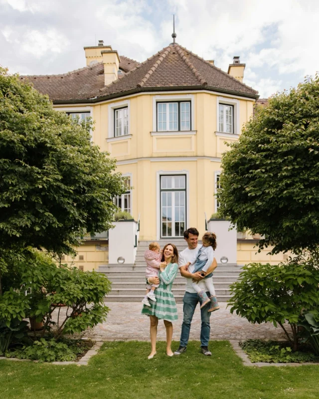 Frohe Ostern vom Theuringer Hof! 🐣🌷
Wir wünschen euch ein wundervolles Fest voller Freude, Genuss und besonderer Momente mit euren Liebsten!
Ein herzliches Dankeschön an all unsere lieben Kund:innen für euer Vertrauen, eure Treue und die vielen schönen Begegnungen, die unser Hofleben so besonders machen. 🌱💚
Wir freuen uns, euch auch weiterhin mit frischen Produkten direkt vom Feld begleiten zu dürfen, regional, saisonal und mit ganz viel Liebe gemacht.
Genießt die Feiertage & lasst es euch gut gehen!
Eure Familie Mazzucato & das gesamte Team vom Theuringer Hof 🌸