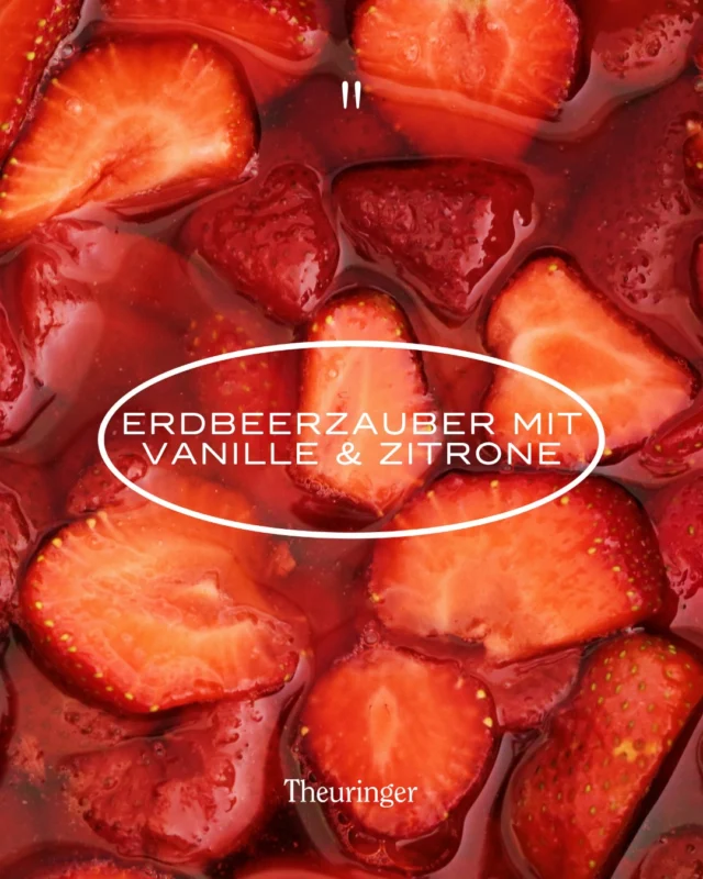 Erdbeermarmelade mit Vanille & Zitrone 🍓🍋
Unsere Erdbeeren sind jetzt auf ihrem geschmacklichen Höhepunkt, sonnengereift, aromatisch und perfekt für etwas ganz Besonderes im Glas. 🫶🏻
Probier doch unsere Erdbeermarmelade mit Vanille und Zitrone, fruchtig, frisch und mit einer feinen, edlen Note die aus einfachen Erdbeeren echten Genuss macht.
Jetzt ist der perfekte Zeitpunkt um dir unsere Erdbeeren zu holen und den Sommer haltbar zu machen 🍓
📍 Raasdorf | 📍 Gersthof | 📍 Aderklaa
#TheuringerHof #Erdbeerliebe #FrischVomFeld #RegionalGenießen #Saisonzeit Erdbeeren MarmeladeSelbstgemacht SommerImGlas