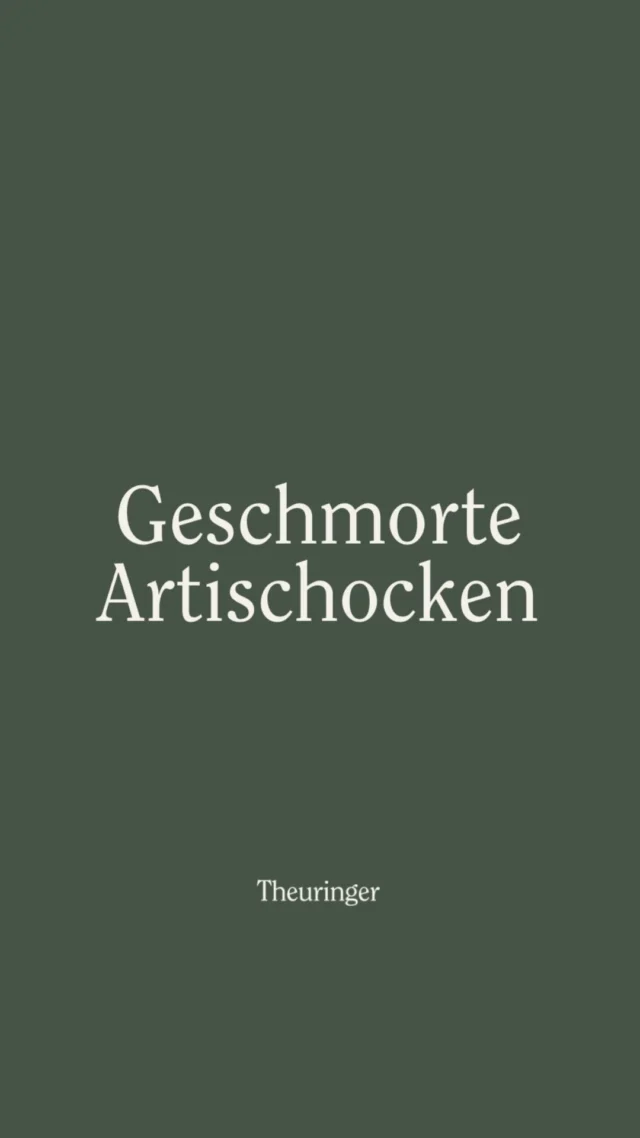 Artischocken einfach zubereiten 🌿
Heute zeigt euch Thomas, unser Artischocken-Profi, wie wir Artischocken bei uns in der Familie am liebsten als Vorspeise zubereiten.
🔪 Zuerst werden die äußeren, harten Blätter entfernt und die Blattspitzen großzügig abgeschnitten, bis das zarte Artischockenherz zum Vorschein kommt. Anschließend schälen wir den Stiel und legen die Artischocken direkt in kaltes Zitronenwasser, damit sie ihre schöne helle Farbe behalten.
👨🏼‍🍳 Danach kommen die vorbereiteten Artischocken mit Olivenöl, einer halbierten Knoblauchzehe, etwas Salz und Wasser in den Topf. Sobald alles leicht zu köcheln beginnt, kommt eine gute Handvoll fein gehackte, glatte Petersilie dazu. Sie sorgt nicht nur für eine schöne Farbe, sondern verleiht den Artischocken auch eine wunderbar frische Note. Anschließend dürfen sie langsam schmoren, bis sie herrlich zart sind.
✨ Ein einfaches Familienrezept mit wenigen, guten Zutaten,  genau so genießen wir unsere Artischocken am liebsten. Schaut Thomas über die Schulter und entdeckt, wie einfach die Zubereitung gelingt.